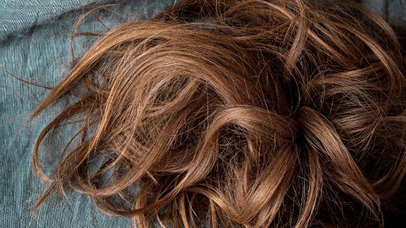 Der einfache Weg zu glänzendem Haar im Sommer: Tipps für die richtige Haarpflege